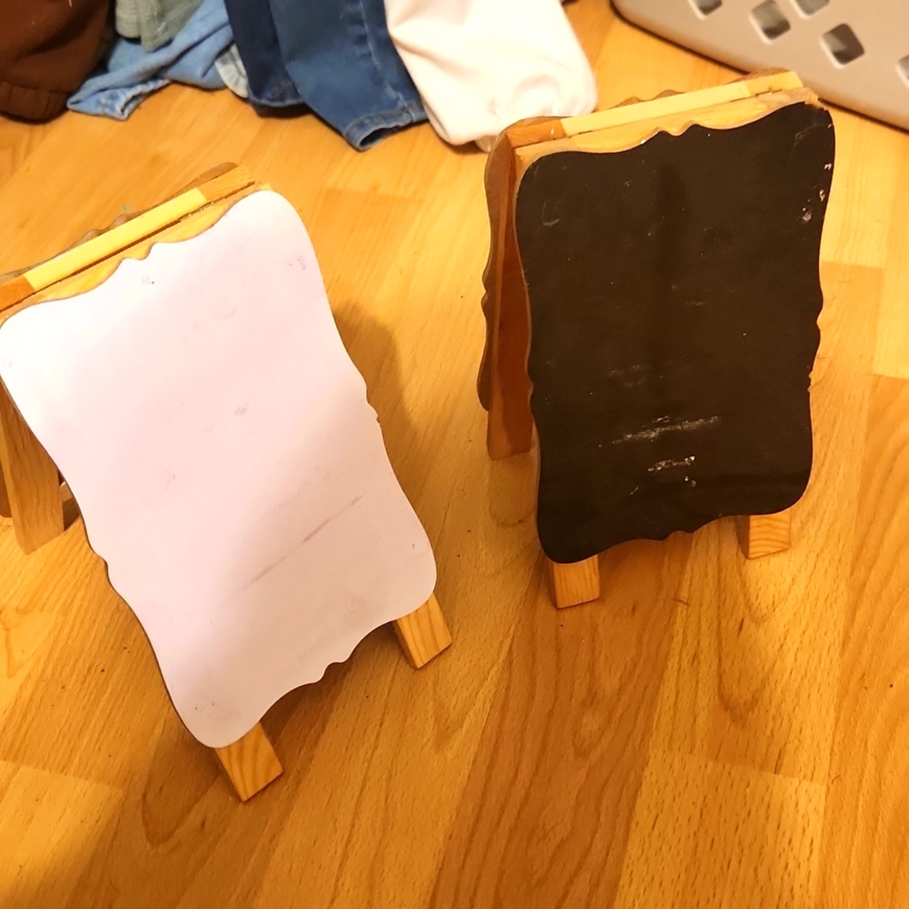 2 double sided whoteboard/chalkboard